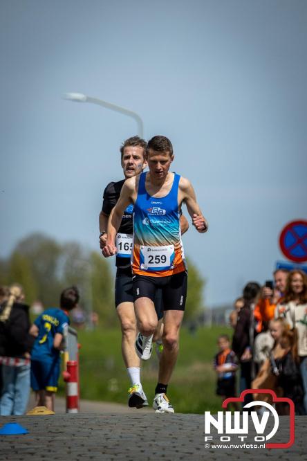 Volle terrassen, bruisende kleedjesmarkt en sportieve Wallenloop: Elburg leeft tijdens koningsdag! - &copy; NWVFoto.nl